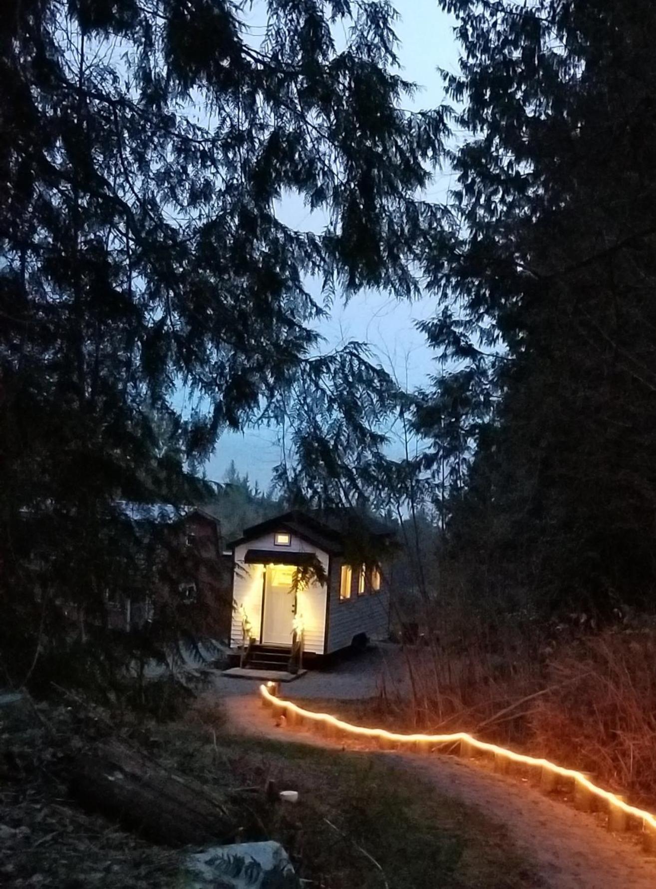 Вилла A Tiny Escape Roberts Creek Номер фото