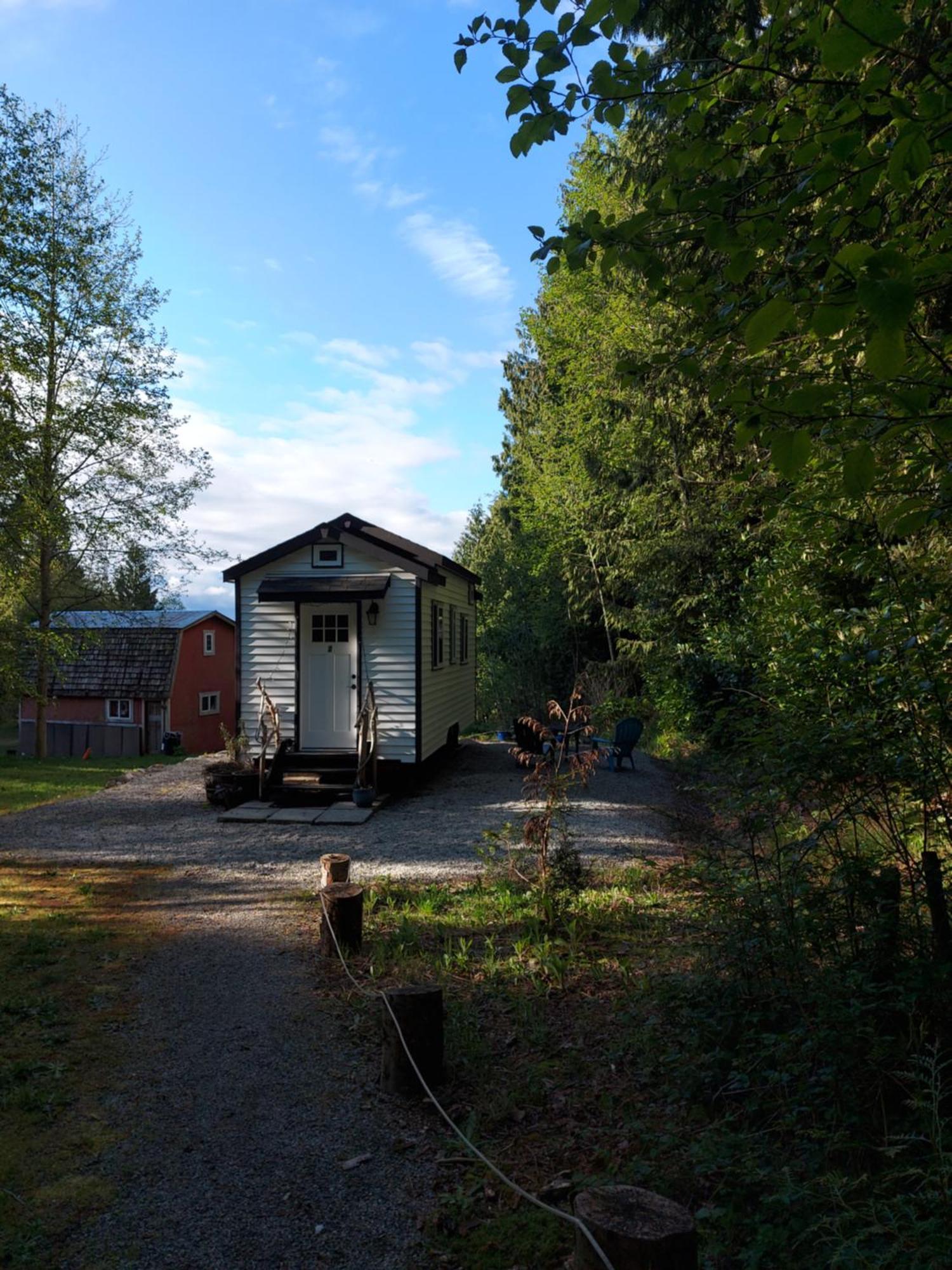 Вилла A Tiny Escape Roberts Creek Номер фото