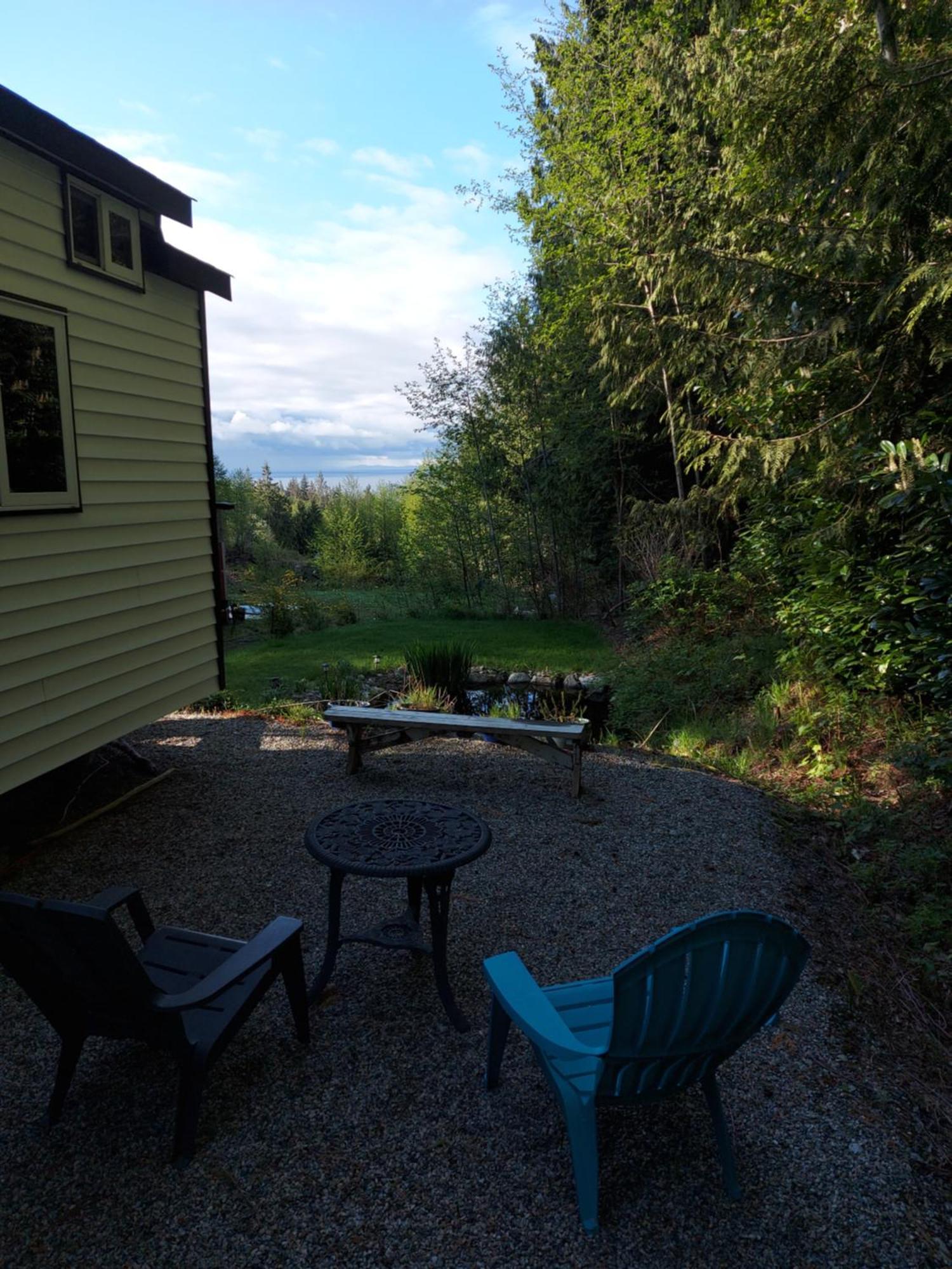 Вилла A Tiny Escape Roberts Creek Номер фото