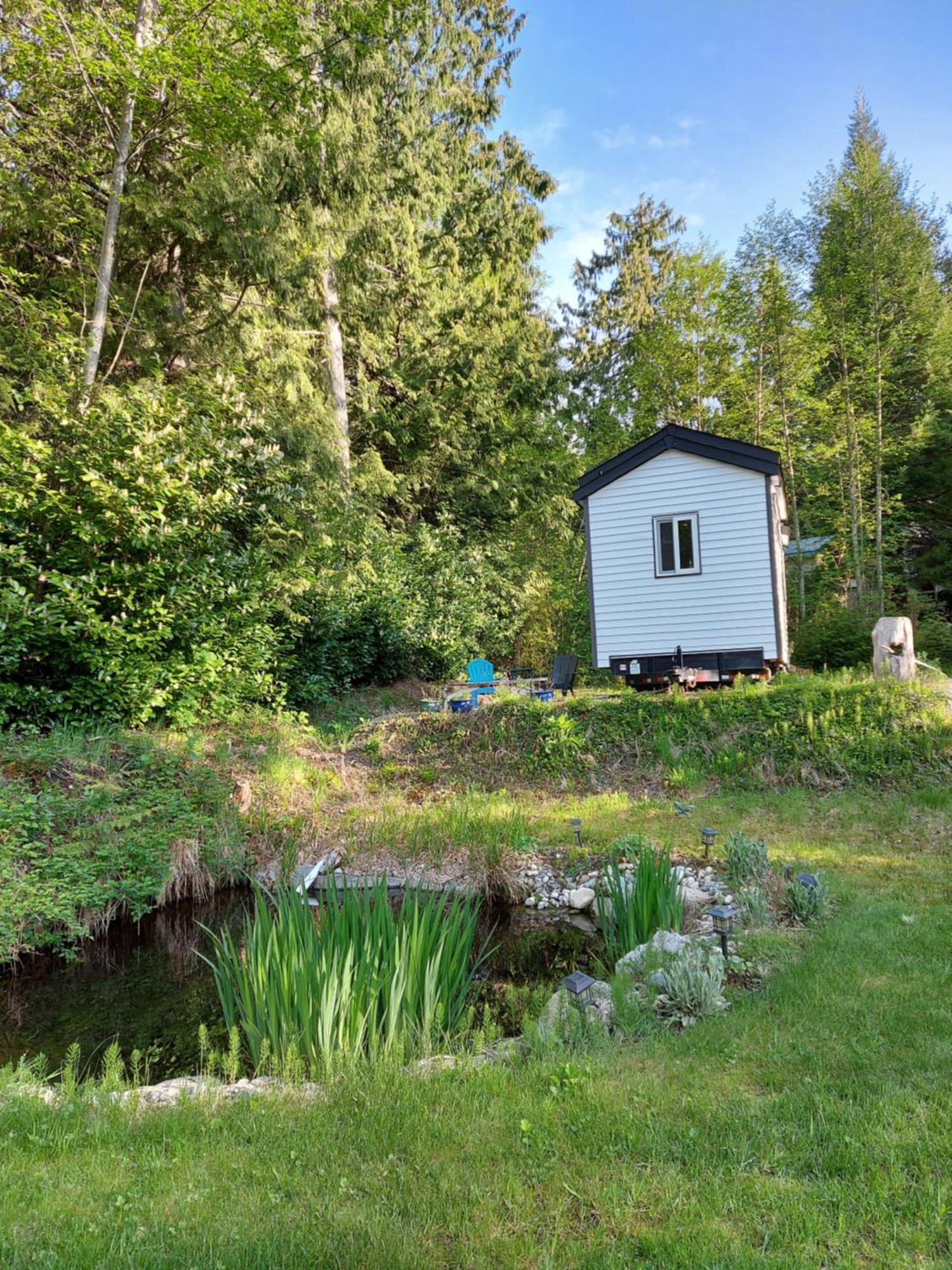 Вилла A Tiny Escape Roberts Creek Номер фото