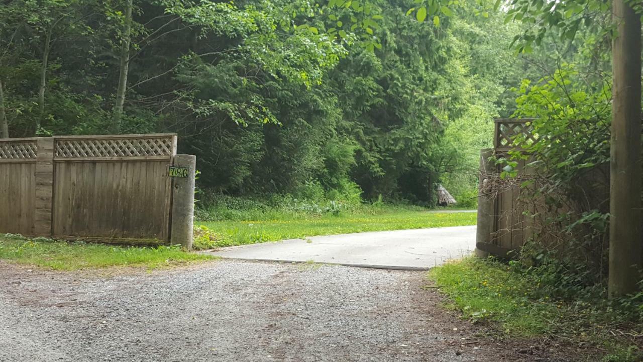 Вилла A Tiny Escape Roberts Creek Экстерьер фото