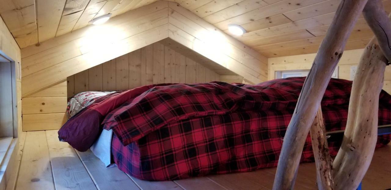 Вилла A Tiny Escape Roberts Creek Экстерьер фото